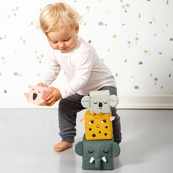 Bébé Mignon Joue Avec Des Jouets éducatifs. Jouets Pour Jeunes Enfants.  Intérieur De La Crèche D'un Petit Garçon.